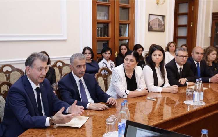 “Mehriban Əliyeva. Azərbaycanın birinci xanımının fəaliyyəti mətbuat səhifələrində” tammətnli elektron nəşrinin təqdimatı keçirilib