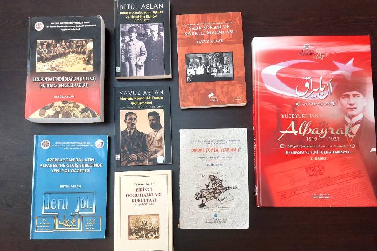 Турецкие профессора Явуз Аслан и Бетюль Аслан подарили книги Президентской библиотеке