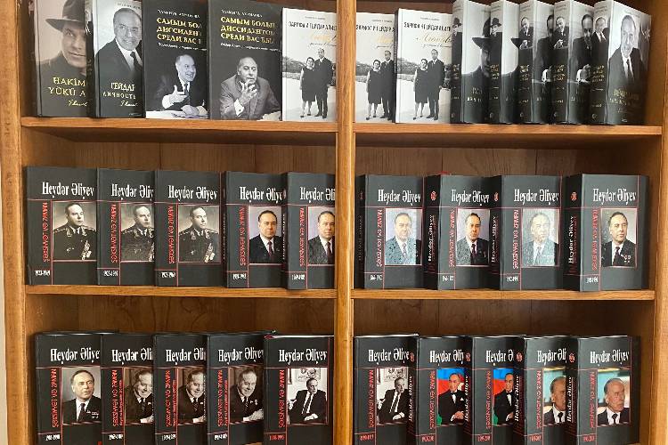 Prezident Kitabxanasının fondu Elmira Axundovanın qiymətli kitabları ilə zənginləşib