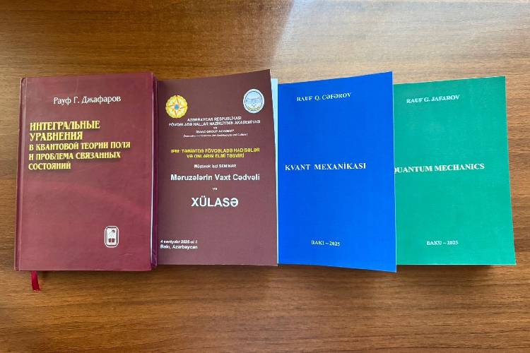 Professor Rauf Cəfərov yeni nəşr edilən kitablarını Prezident Kitabxanasına hədiyyə etmişdir