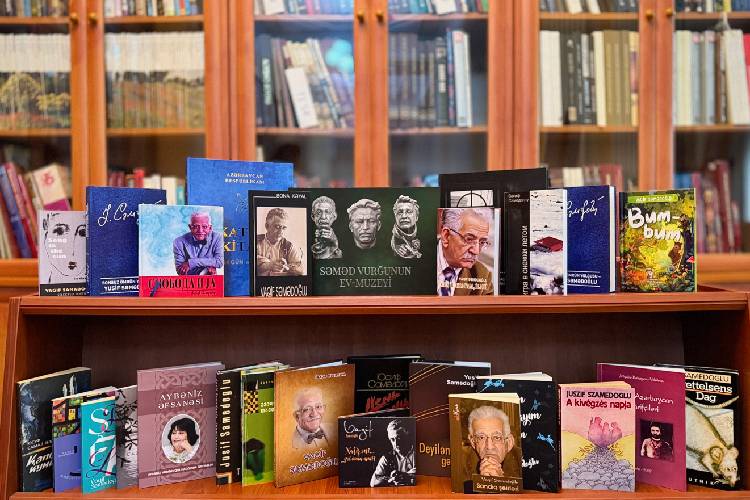Президентская библиотека получила в дар ценные книги с произведениями Вагифа и Юсифа Самедоглу