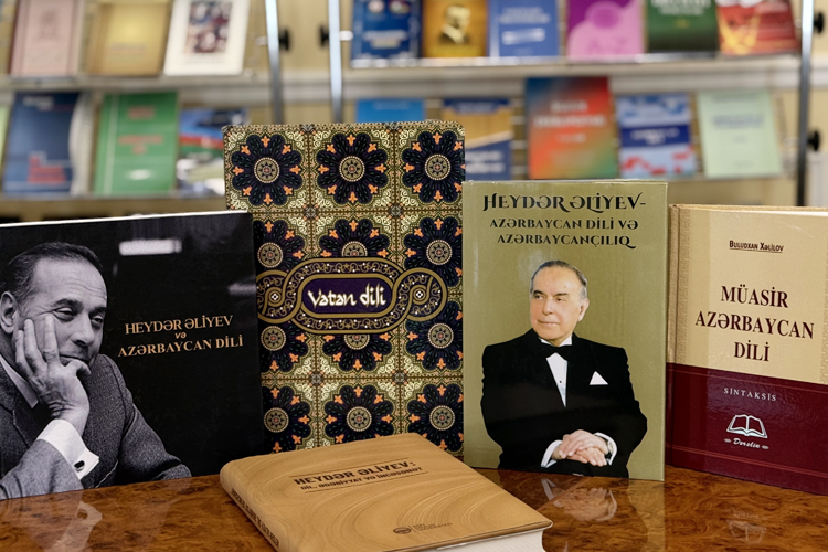 В Президентской библиотеке организована книжная выставка, посвящённая 1 августа — Дню азербайджанского алфавита и азербайджанского языка