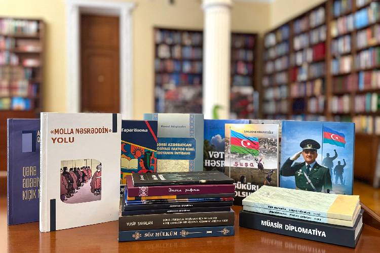 Издательско-полиграфический центр «Муттарджим» передал книги в дар Президентской библиотеке