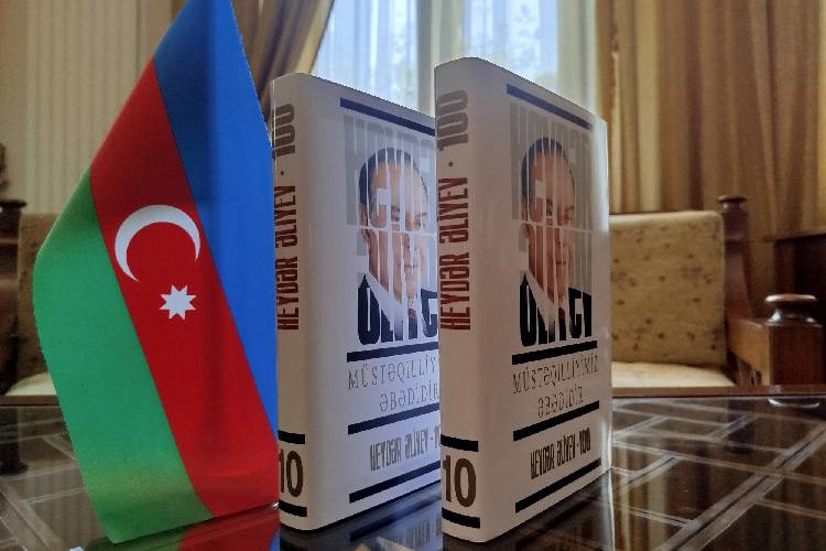 Prezident Kitabxanasına “Heydər Əliyev. Müstəqilliyimiz əbədidir” çoxcildliyinin yenidən nəşr edilmiş 10-cu cildi daxil olub