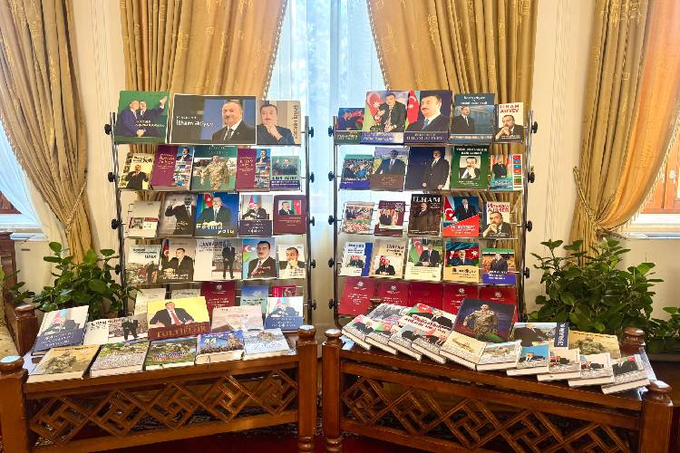 В Президентской библиотеке организована книжная выставка под названием «Президент Ильхам Алиев»