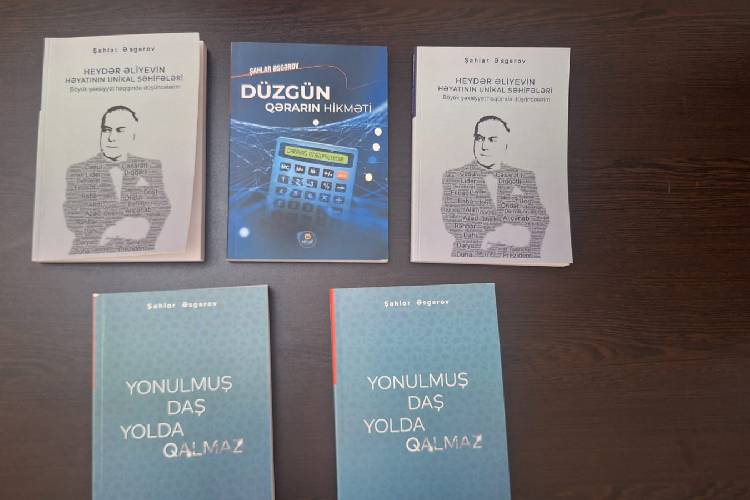 Профессор Шахлар Аскеров передал в дар Президентской библиотеке свои новые книжные издания