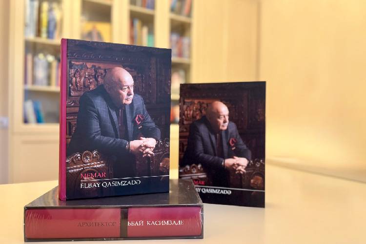 Архитектор Эльбай Касимзаде передал свои книги в дар Президентской библиотеке