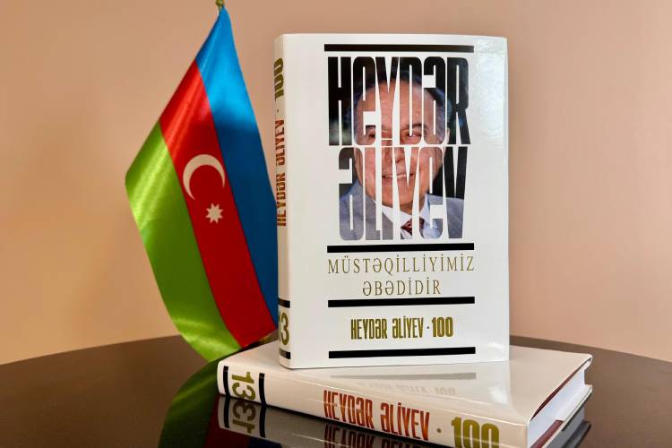 Prezident Kitabxanasının fonduna “Heydər Əliyev. Müstəqilliyimiz əbədidir” çoxcildliyinin yenidən nəşr edilmiş 13-cü cildi daxil olub