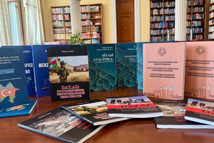 Professor Namiq Əliyev tərəfindən Prezident Kitabxanasına kitab və jurnallar hədiyyə olunub