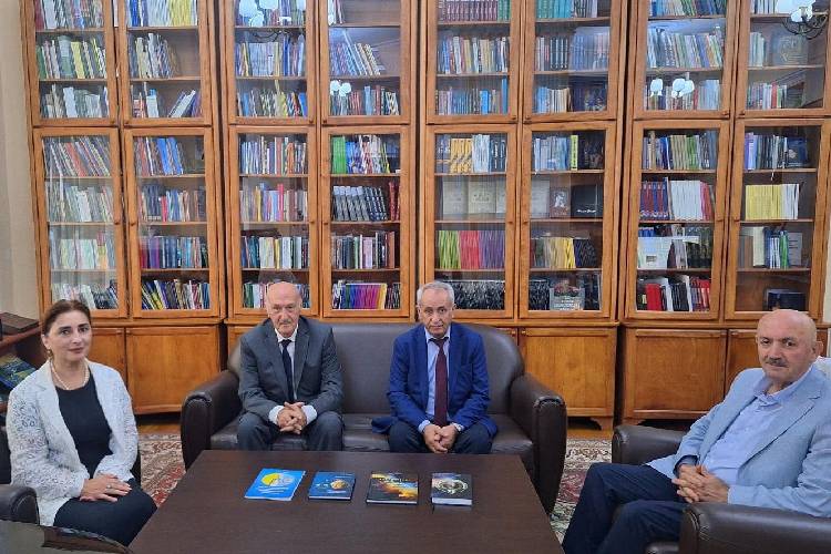 Ученый в области энергетики Тахир Джафаров подарил свои книги Президентской библиотеке