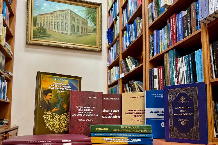 Azərbaycan Milli Elmlər Akademiyasının Folklor İnstitutu Prezident Kitabxanasına kitablar hədiyyə edib