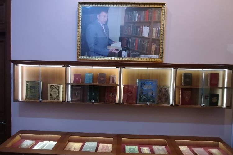 В Президентской библиотеке создана специальная экспозиционная витрина для редких изданий